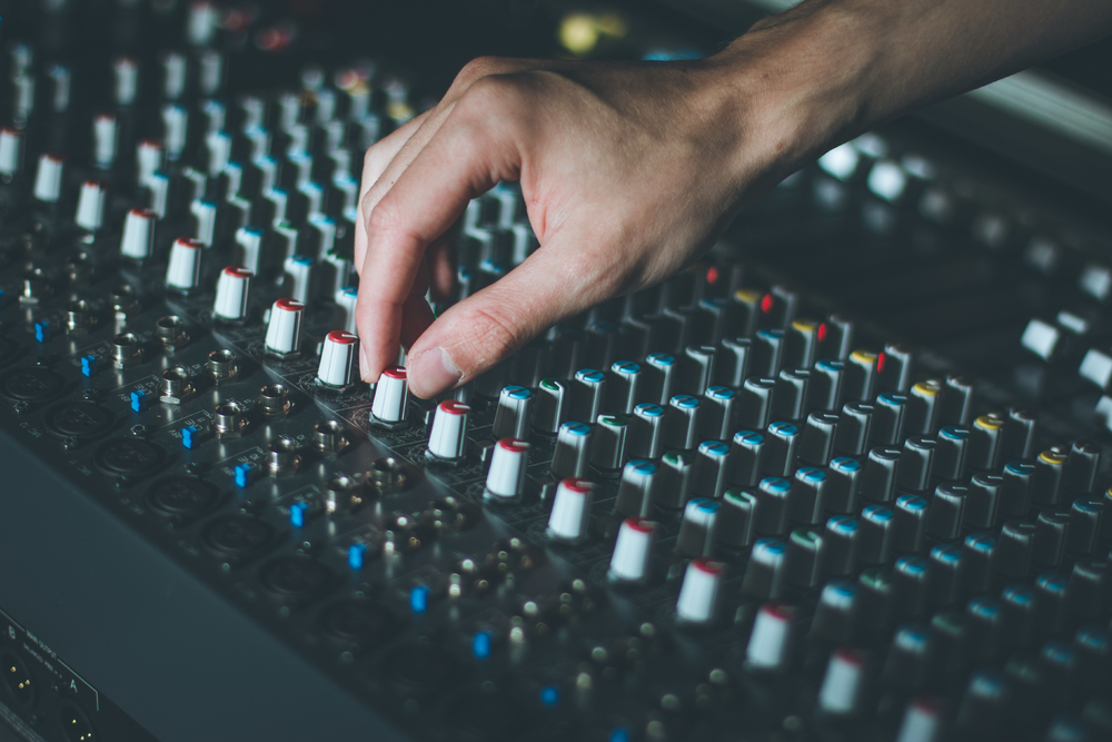 錄音室調(diào)音臺的專業(yè)音樂制作與攝影服務